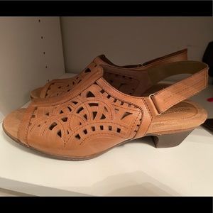 Rockport intricate cut sandals in cognac size 11